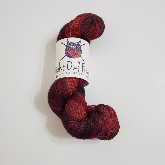 Night Owl Fibers Hand Dyed Yarn Queen of Hearts Superwash Merino Nylon 100g 463y - Picture 1 of 8